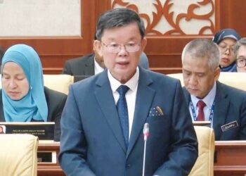 CHOW Kon Yeow ketika sidang Dewan Undangan Negeri (DUN) Pulau Pinang, hari ini.