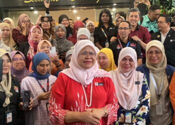 Maimunah Mohd. Sharif yang mengakhiri tugas sebagai Datuk Bandar Kuala Lumpur semalam bersama kakitangannya pada  Majlis Lambaian Kasih hari ini.