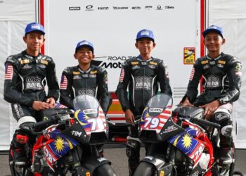 Qabil Irfan (kiri) bersama rakan sepasukan yang beraksi pada Kejohanan Dunia FIM MiniGP 2025 di Litar Ricardo Tormo, Valencia, Sepanyol, semalam. - Ihsan FB FIM MiniGP Malaysia