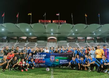 AKSI persahabatan antara Utusan Malaysia dan Co-opbank Pertama (CBP) berlangsung di Stadium Merdeka, kelmarin.