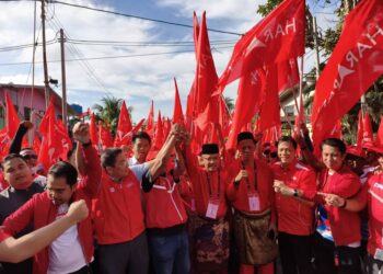 RUJI Ubi (tengah) ketika proses penamaan calon DUN Merotai.