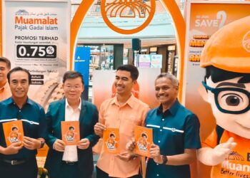 ABDUL Rasheed Ghaffour (kanan) bersama Chow Kon Yeow (tiga dari kanan) ketika majlis perasmian Karnival Celik Kewangan Pulau Pinang 2025 di Queensbay Mall, Pulau Pinang hari ini.-UTUSAN/SAFINA RAMLI