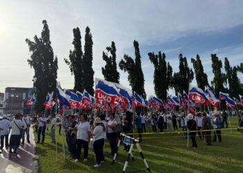 ANTARA penyokong yang hadir penamaan calon kawasan Tuaran di perkarangan Dewan Seri Sulaman.
