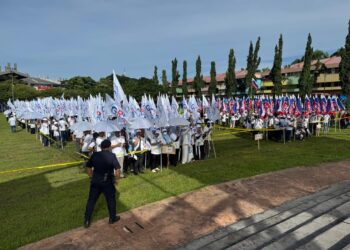 PENYOKONG parti berkumpul di Pusat Penamaan Calon Dewan Undangan Negeri (DUN) Usukan, Sabah.