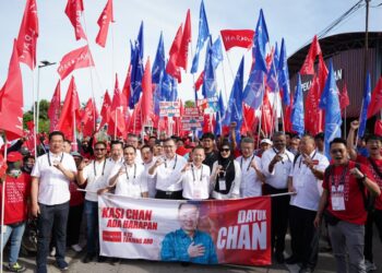 PENYOKONG parti kerajaan Perpaduan mengiringi Chan Foong Hin ke Dewan Sri Putatan dekat sini untuk proses penamaan DUN Tanjung Aru.