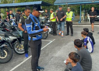 MOHD Rozi Jidin (berdiri, tengah) ketika turut-serta dalam operasi membanteras kegiatan lumba haram di sekitar Butterworth, Pulau Pinang hari ini.-GAMBAR/MEDIA SOSIAL