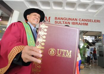 KAMARUL Azman Jamaluddin tersenyum pada Majlis Konvokesyen Ke-69 UTM di Skudai, Johor semalam. – UTUSAN/RAJA JAAFAR ALI