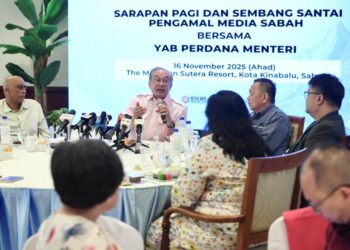 ANWAR Ibrahim pada Program Sarapan Pagi dan Sembang Santai Pengamal Media Sabah di Kota Kinabalu, Sabah di sini hari ini.-UTUSAN/AMIR KHALID