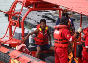 REMAJA Rohingya berusia 18 tahun antara PATI dari Myanmar yang terselamat dalam tragedi bot karam di perairan Malaysia-Thailand berhampiran Langkawi. - UTUSAN/SHAHIR NOORDIN
