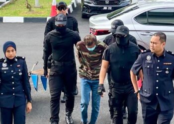 TERTUDUH (tengah) tidak mengaku bersalah melakukan perbuatan sumbang mahram terhadap anak kandung ketika pendakwaan di Mahkamah Sesyen Alor Setar. - UTUSAN/ JAMLIAH ABDULLAH