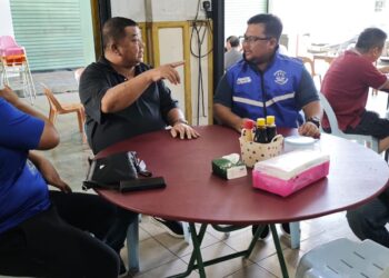 Elmiariezan Ardan (dua dari kanan) bertemu komuniti Cina di kawasan Batu 3, Apas.-UTUSAN/BESSE AISYAH