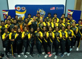 SKUAD kabadi negara bergambar bersama Timbalan Ketua Kontinjen Sukan SEA 2025, Nazmizan Muhammad di Majlis Sukan Negara, Bukit Jalil, baru-baru ini.