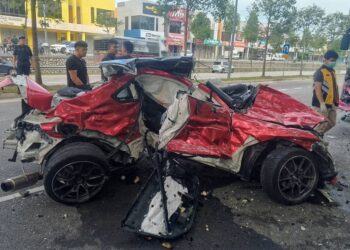 KEADAAN kereta Toyota GR86 yang remuk teruk selepas bertembung dengan sebuah bas di Jalan Pantai Belimbing, Krubong, Melaka.
