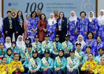 DR. WAN AZIZAH Wan Ismail bergambar bersama ahli-ahli Persatuan Pandu Puteri Malaysia pada Majlis Sambutan Ulang Tahun PPPM Ke-109 di Wisma Pandu Puteri Malaysia, Kuala Lumpur, hari ini. - UTUSAN/SHIDDIEQIIN ZON