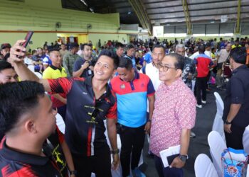 Mohamed Khaled Nordin bermesra dengan warga Angkatan Tentera Malaysia (ATM), Kem Paradise Kota Belud, Sabah, kelmarin.