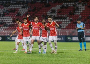 EMMANUAL Mbraga (dua kanan) bersama rakan sepasukan meraihkan jaringan pada aksi Liga A1 Semi Pro menentang Kedah Darul Aman FC di Stadium Sultan Muhammad IV, Kota Bharu, Kelantan sebentar tadi.-UTUSAN/KAMARUL BISMI KAMARUZAMAN