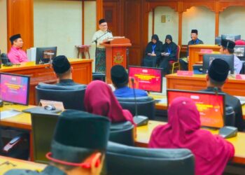 MOHD. Amar Nik Abdullah semasa berucap merasmikan Sidang Dewan Belia Kelantan di Kota Darulnaim, Kota Bharu, Kelantan hari ini-UTUSAN/YATIMIN ABDULLAH.