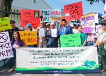 ZULFIKAR Abdul Aziz (lima dari kanan) bersama ahli Persatuan Penduduk Tanjung Bungah ketika mengadakan perhimpunan aman berhubung isu projek NCPR di pekarangan Bangunan DUN Pulau Pinang di George Town, Pulau Pinang hari ini.-UTUSAN/SAFINA RAMLI