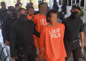 TIGA lelaki termasuk dua beradik warga Myanmar (berbaju jingga) direman selama tujuh hari bagi membantu siasatan kes bunuh membabitkan seorang tukang masak wanita di Lorong Bukit Juru, Bukit Mertajam, Pulau Pinang malam tadi.-UTUSAN/DANIAL SAAD