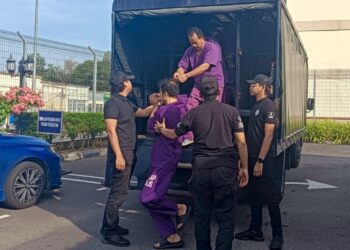 SEBAHAGIAN tertuduh dibawa ke Mahkamah Majistret Bahau, Jempol hari ini bagi didakwa atas pertuduhan mencuri kabel.-UTUSAN/NOR SHAFIQAH MOHD. GHAZALI