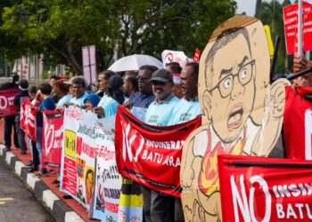 PENDUDUK membuat bantahan  terhadap cadangan pembinaan insinerator WTE Batu Arang di hadapan bangunan Sultan Salahuddin Abdul Aziz Shah, di Shah Alam, Selangor semalam. – UTUSAN / SADDAM YUSOFF