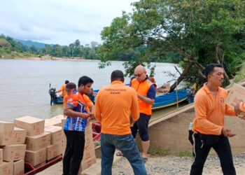 KERAJAAN Negeri Pahang melalui Jabatan Kebajikan Masyarakat (JKM) menghantar bekalan keperluan bencana ke pangkalan hadapan di Kampung Bantal Ulu Tembeling di Jerantut, Pahang.