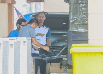 JENAZAH Elmi Nur Zamani Aizat Azim yang dijumpai terapung di laut selepas terjatuh dari jambatan kelmarin dibawa ke Hospital Pulau Pinang (HPP) untuk proses bedah siasat.-UTUSAN/DANIAL SAAD