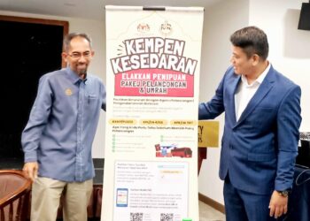 MUHAMMAD Aminuddin Abdul Majid  (kiri) dan Abdul Jabbar Mohammed Kahar pada majlis perasmian Kempen Kesedaran Elakkan Penipuan Pakej Pelancongan dan Umrah di Ipoh hari ini. - UTUSAN