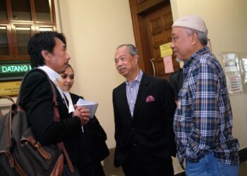 MUHYIDDIN Yassin (tengah) hadir ke Mahkamah Tinggi, Kuala Lumpur hari ini untuk permohonan mendapatkan pasport. - UTUSAN/M. FIRDAUS M. JOHARI
