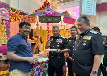 ZAKARIA Saaban pada Majlis Sambutan Perayaan Deepavali Peringkat Imigresen Kuala Lumpur semalam.