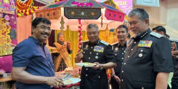 ZAKARIA Saaban pada Majlis Sambutan Perayaan Deepavali Peringkat Imigresen Kuala Lumpur semalam.