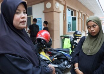 NURUL Natasha Amyra Ishak (kanan) bersama ibu mertuanya, Arni Sabrina Yahya ketika ditemui di pekarangan Jabatan Perubatan Forensik, Hospital Pulau Pinang (HPP), hari ini.-UTUSAN/DANIAL SAAD