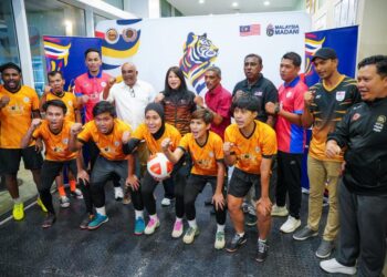 Ketua Kontinjen (CDM) ke Sukan SEA 2025, Nurul Huda Abdullah bergambar bersama pasukan Teqball di Royale Chulan Damansara.-UTUSAN/SADDAM YUSOFF