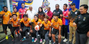 Ketua Kontinjen (CDM) ke Sukan SEA 2025, Nurul Huda Abdullah bergambar bersama pasukan Teqball di Royale Chulan Damansara.-UTUSAN/SADDAM YUSOFF