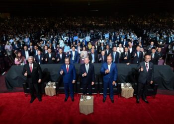 TIMBALAN Perdana Menteri merangkap Menteri Peralihan Tenaga dan Transformasi Air, Datuk Seri Fadillah Yusof ketika sesi bergambar pada majlis pembukaan Kongres dan Pameran Minyak Sawit Antarabangsa (PIPOC) 2025 di Pusat Konvensyen Kualq Lumpur di sini, hari ni. - UTUSAN/SYAKIR RADIN