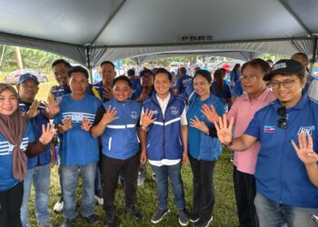 RUSDHY Raphael (empat dari kiri) bersama Arthur Joseph Kurup (empat dari kanan)  mengumumkan kemasukan sebagai ahli PBRS selepas keluar dari PBS hari ini.