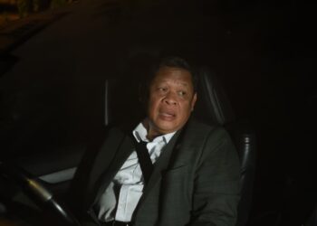 KALAM Salan ditemui pemberita selepas keluar dari kediaman di Bukit Damansara, Kuala Lumpur malam tadi-UTUSAN/FARIZ RUSADIO