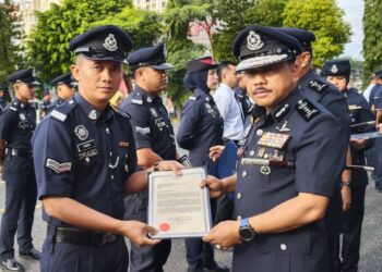 MOHD. Yusoff Mamat (kanan) menyerahkan surat penghargaan kepada anggota yang semasa Perhimpunan Bulanan Polis di Ibu Pejabat Polis Kontinjen (IPK) Kelantan, Kota Bharu, Kelantan hari ini-UTUSAN/YATIMIN ABDULLAH.