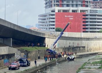 KENDERAAN pacuan empat roda yang dihanyutkan bersama mangsa berjaya ditemukan kira kira 200 meter dari pusat operasi mencari dan menyelamat di sini pagi ini.