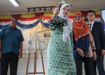 FADHLINA Sidek (tiga dari kanan) bersama Ahmad Jailani Muhamed Yunus (kiri) ketika melakukan gimik peluncuran semasa Majlis Penyerahan Aset Sekolah Angkat MADANI oleh Suruhanjaya Perkhidmatan Awam (SPA) di SK Sungai Bakap, Nibong Tebal, Pulau Pinang, hari ini.-UTUSAN/DANIAL SAAD