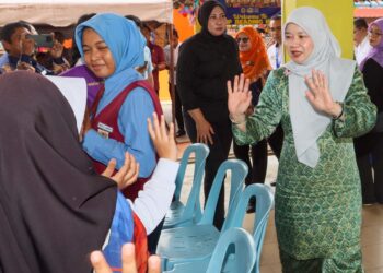 FADHLINA Sidek (kanan) beramah mesra bersama beberapa murid sekolah ketika hadir pada Majlis Penyerahan Aset Sekolah Angkat MADANI Suruhanjaya Perkhidmatan Awam Malaysia (SPA) di Sekolah Kebangsaan (SK) Sungai Bakap, Nibong Tebal, Pulau Pinang.-UTUSAN/DANIAL SAAD