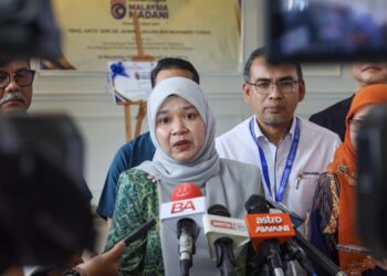 FADHLINA Sidek (tengah) ketika ditemui pemberita pada Majlis Penyerahan Aset Sekolah Angkat MADANI oleh Suruhanjaya Perkhidmatan Awam (SPA) di SK Sungai Bakap, Nibong Tebal, Pulau Pinang hari ini.-UTUSAN/DANIAL SAAD