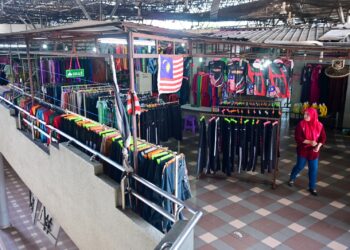 SUaSANA di Kompleks Hentian Bas MBKT yang kelihatan sunyi tanpa pelanggan menyebabkan hanya lebih 150 daripada kira-kira 400 peniaga masih bertahan meneruskan operasi di situ. – UTUSAN/PUQTRA HAIRRY