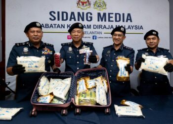 WAN Jamal Abdul Salam Wan Long (dua kiri) menunjukkan rampasan dadah semasa sidang media di Kota Bharu, Kelantan hari ini-UTUSAN/KAMARUL BISMI KAMARUZAMAN.