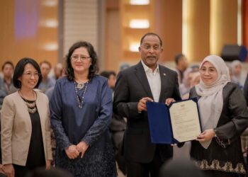 ZAMBRY Abd Kadir menyampaikan sijil Kursi Pengajian Malaysia - Victoria University of Wellongton, New Zealand kepada Prof Dr. Kartini Aboo Talib @ Khalid. - UTUSAN/FAIZ ALIF ZUBIR