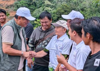 JONISTON Bangkuai bertemu pengundi dalam sesi kempen di PDM Pahu, Kiulu.