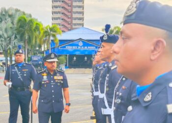 MOHD. Yusoff Mamat (dua kanan) semasa melakukan pemeriksaan barisan sempena Perhimpunan Bulanan Polis di Ibu Pejabat Polis Kontinjen (IPK) Kelantan, Kota Bharu, Kelantan hari ini-UTUSAN/YATIMIN ABDULLAH.