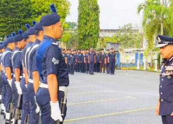 MOHD. Yusoff Mamat (kanan) semasa melakukan pemeriksaan barisan sempena Perhimpunan Bulanan Polis di Ibu Pejabat Polis Kontinjen (IPK) Kelantan, Kota Bharu, Kelantan hari ini-UTUSAN/YATIMIN ABDULLAH.