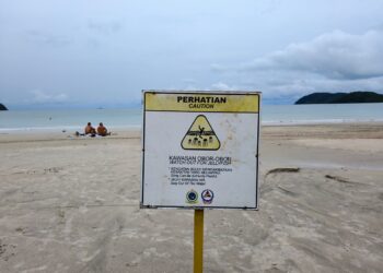 APM memasang papan tanda amaran mengenai ubur-ubur di Pantai Chenang, Langkawi, Kedah sejak Khamis lalu.