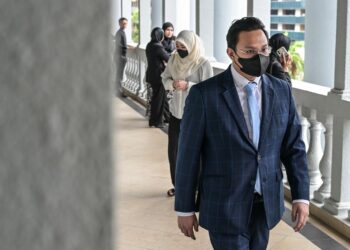 BEKAS Setiausaha Sulit Kanan kepada bekas Menteri Pelancongan, Seni dan Budaya, Mohd Saifullah Mohd Hisham ketika tiba bagi keputusan pertuduhan rasuah yang berjumlah RM1.77 juta di Mahkamah Sesyen Kuala Lumpur di sini, hari ini. - UTUSAN/SYAKIR RADIN